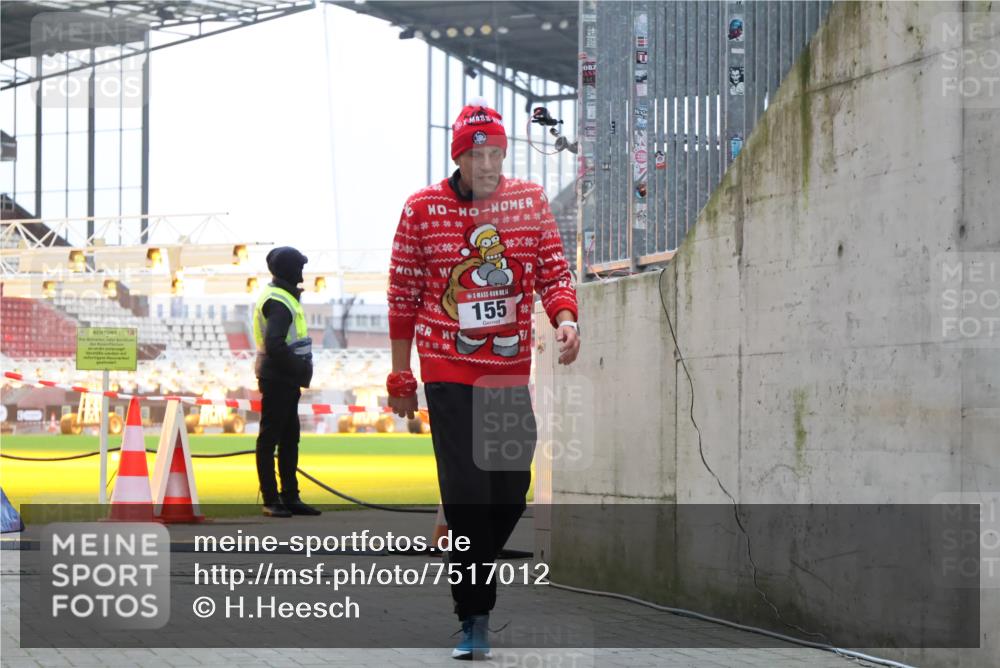 08.12.2024 - St. Pauli X-Mass-Run No. 14 H.Heesch http://msf.ph/oto/7517012 08.12.2024 10:57:12 Ziel 1241, 1726, 1727, 1791, 155 meine-sportfotos.de
