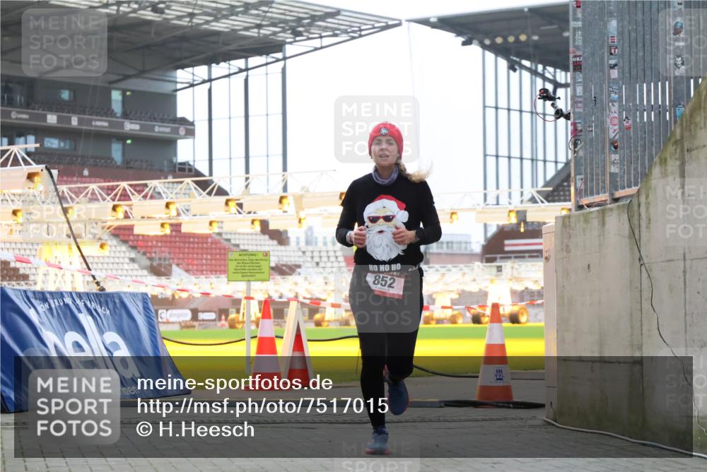 08.12.2024 - St. Pauli X-Mass-Run No. 14 H.Heesch http://msf.ph/oto/7517015 08.12.2024 10:57:23 Ziel 155, 852 meine-sportfotos.de