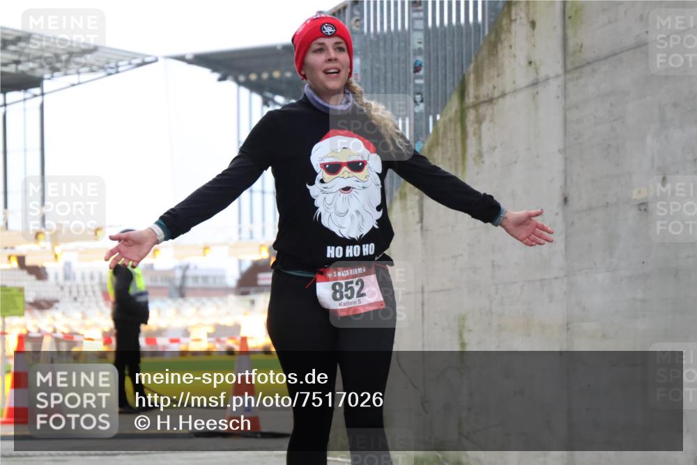08.12.2024 - St. Pauli X-Mass-Run No. 14 H.Heesch http://msf.ph/oto/7517026 08.12.2024 10:57:24 Ziel 155, 852 meine-sportfotos.de