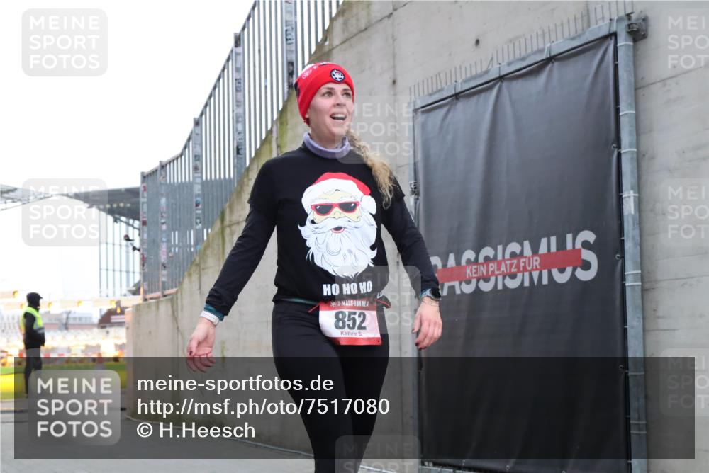 08.12.2024 - St. Pauli X-Mass-Run No. 14 H.Heesch http://msf.ph/oto/7517080 08.12.2024 10:57:26 Ziel 155, 852, 852 meine-sportfotos.de