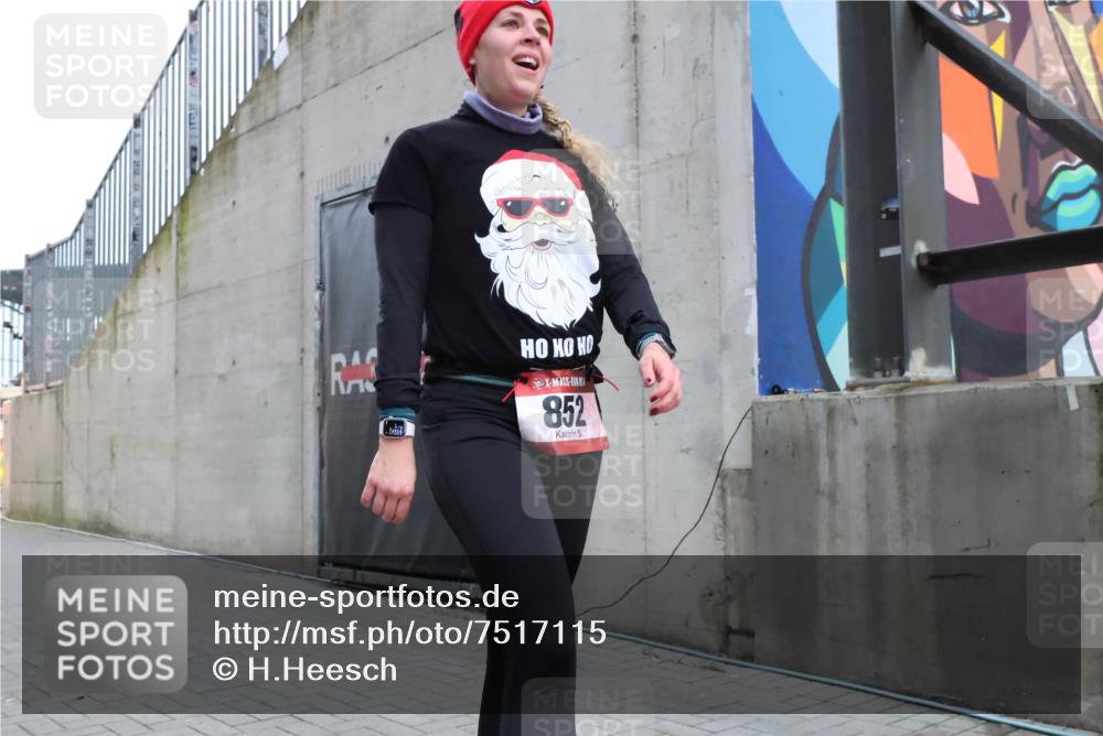 08.12.2024 - St. Pauli X-Mass-Run No. 14 H.Heesch http://msf.ph/oto/7517115 08.12.2024 10:57:26 Ziel 155, 852, 852 meine-sportfotos.de