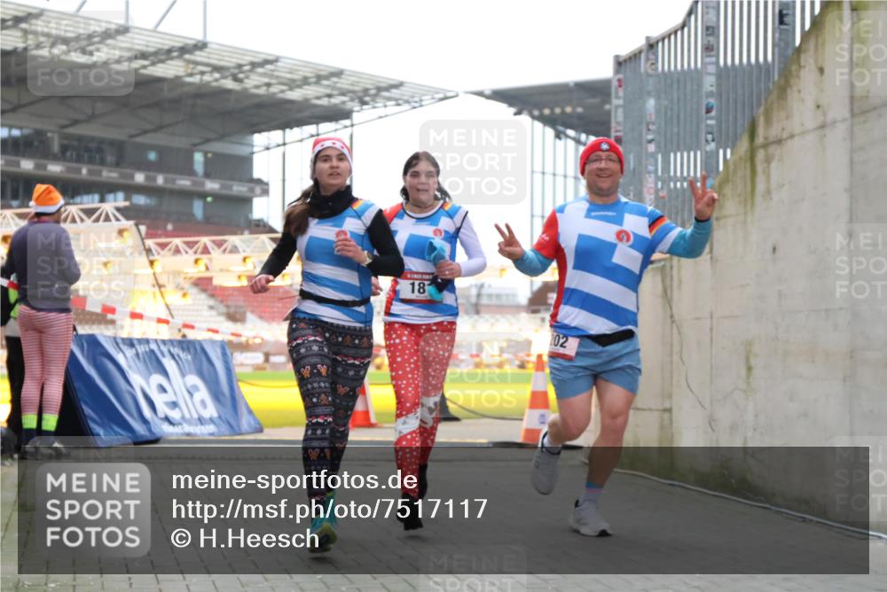 08.12.2024 - St. Pauli X-Mass-Run No. 14 H.Heesch http://msf.ph/oto/7517117 08.12.2024 10:57:51 Ziel 52, 181, 202, 207 meine-sportfotos.de