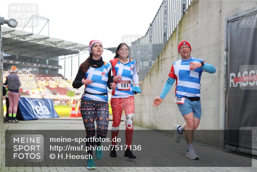 08.12.2024 - St. Pauli X-Mass-Run No. 14 H.Heesch http://msf.ph/oto/7517136 08.12.2024 10:57:53 Ziel 181, 202, 207, 52, 181, 202, 207 meine-sportfotos.de