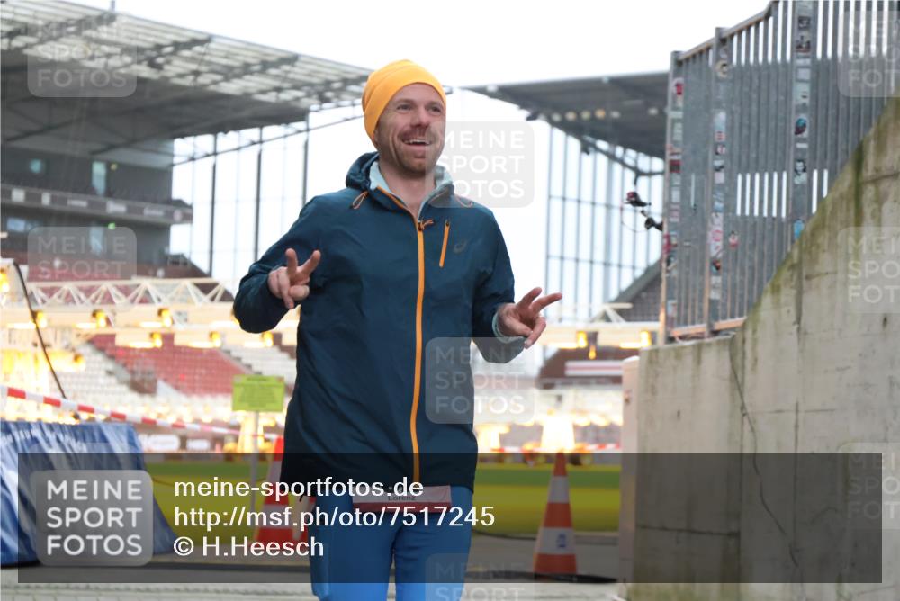 08.12.2024 - St. Pauli X-Mass-Run No. 14 H.Heesch http://msf.ph/oto/7517245 08.12.2024 10:57:59 Ziel 52, 181, 202, 207, 52 meine-sportfotos.de