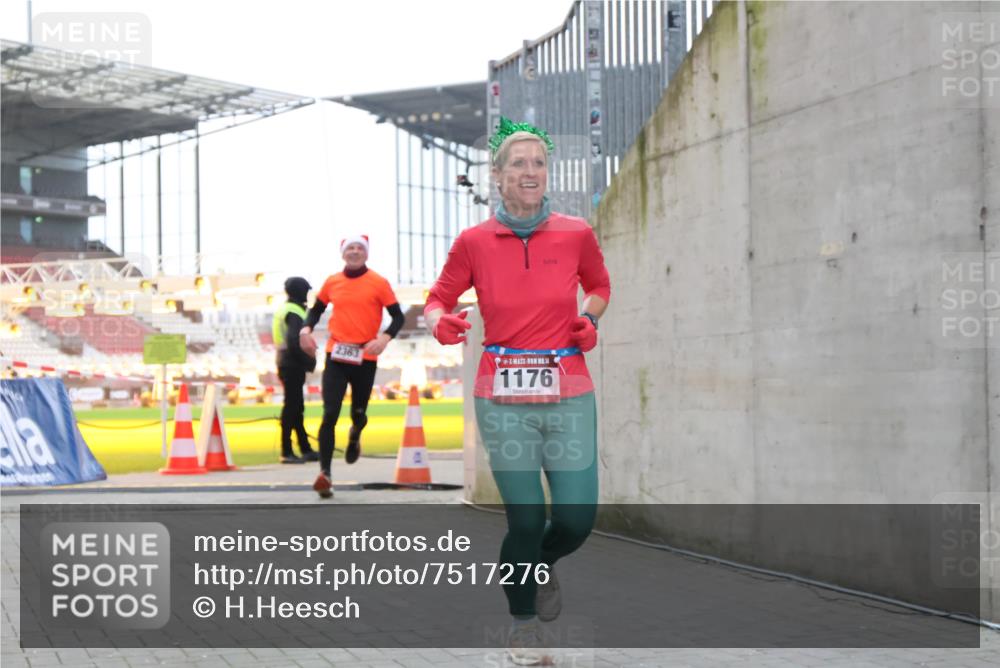 08.12.2024 - St. Pauli X-Mass-Run No. 14 H.Heesch http://msf.ph/oto/7517276 08.12.2024 10:58:24 Ziel 1176, 2139, 2363 meine-sportfotos.de