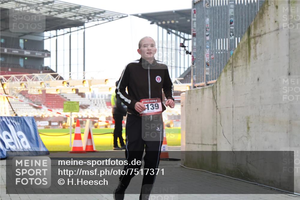 08.12.2024 - St. Pauli X-Mass-Run No. 14 H.Heesch http://msf.ph/oto/7517371 08.12.2024 10:58:30 Ziel 1176, 2363, 1175, 2139 meine-sportfotos.de