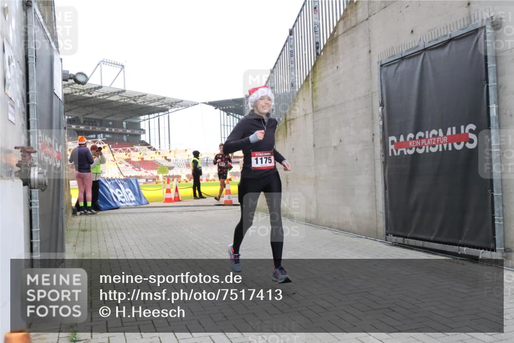 08.12.2024 - St. Pauli X-Mass-Run No. 14 H.Heesch http://msf.ph/oto/7517413 08.12.2024 10:58:36 Ziel 1175, 1176, 2139, 2363, 853, 1175 meine-sportfotos.de