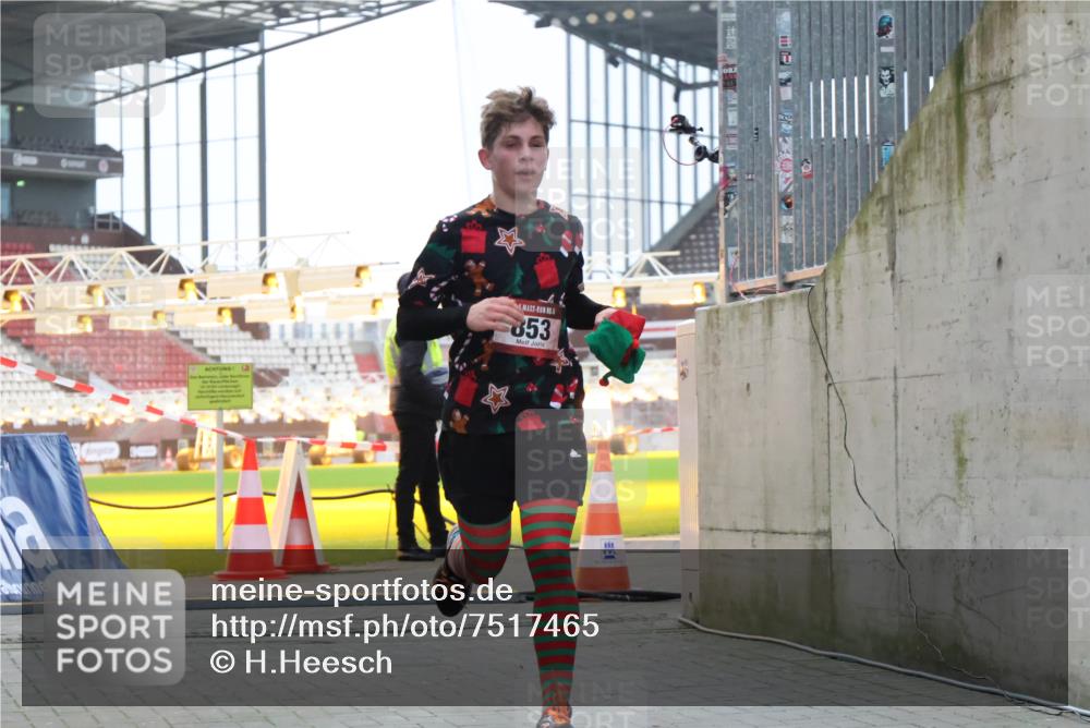 08.12.2024 - St. Pauli X-Mass-Run No. 14 H.Heesch http://msf.ph/oto/7517465 08.12.2024 10:58:38 Ziel 1175, 1176, 2139, 2363, 853, 1236 meine-sportfotos.de