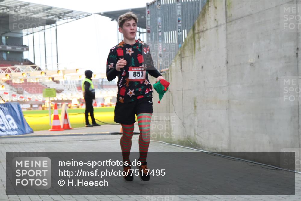 08.12.2024 - St. Pauli X-Mass-Run No. 14 H.Heesch http://msf.ph/oto/7517495 08.12.2024 10:58:38 Ziel 1175, 1176, 2139, 2363, 853, 1236 meine-sportfotos.de