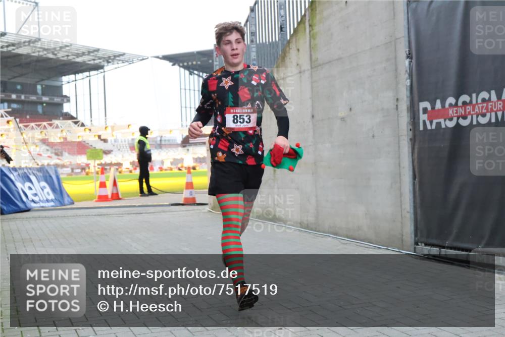08.12.2024 - St. Pauli X-Mass-Run No. 14 H.Heesch http://msf.ph/oto/7517519 08.12.2024 10:58:39 Ziel 853, 1175, 1176, 2139, 2363, 853, 1236 meine-sportfotos.de