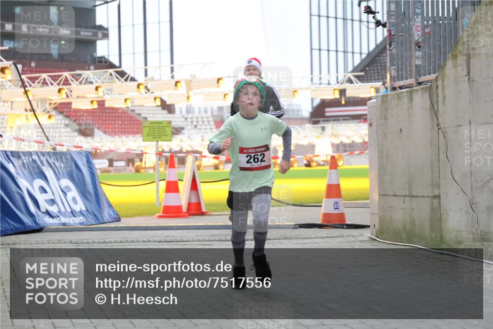08.12.2024 - St. Pauli X-Mass-Run No. 14 H.Heesch http://msf.ph/oto/7517556 08.12.2024 10:58:53 Ziel 853, 1236, 262, 332, 653 meine-sportfotos.de