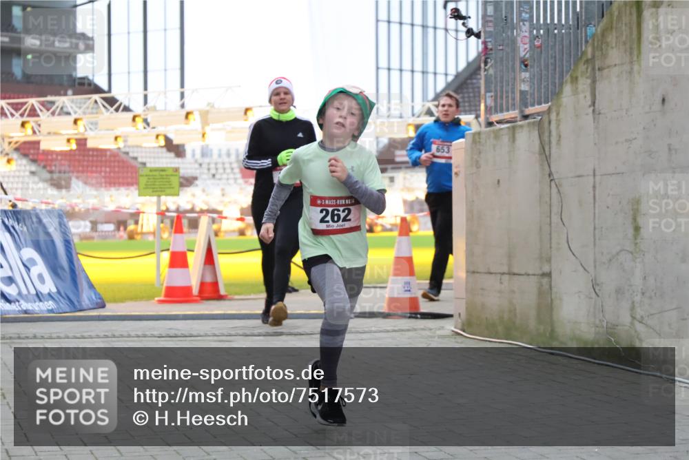 08.12.2024 - St. Pauli X-Mass-Run No. 14 H.Heesch http://msf.ph/oto/7517573 08.12.2024 10:58:54 Ziel 1236, 262, 332, 653 meine-sportfotos.de