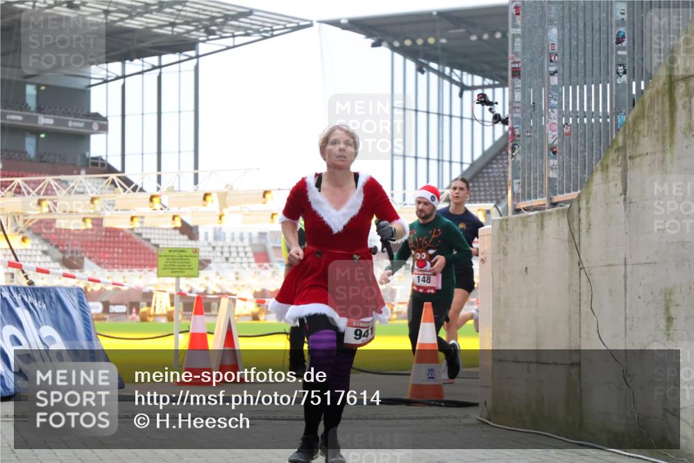 08.12.2024 - St. Pauli X-Mass-Run No. 14 H.Heesch http://msf.ph/oto/7517614 08.12.2024 10:59:09 Ziel 262, 332, 653, 148, 164, 211, 250, 941 meine-sportfotos.de