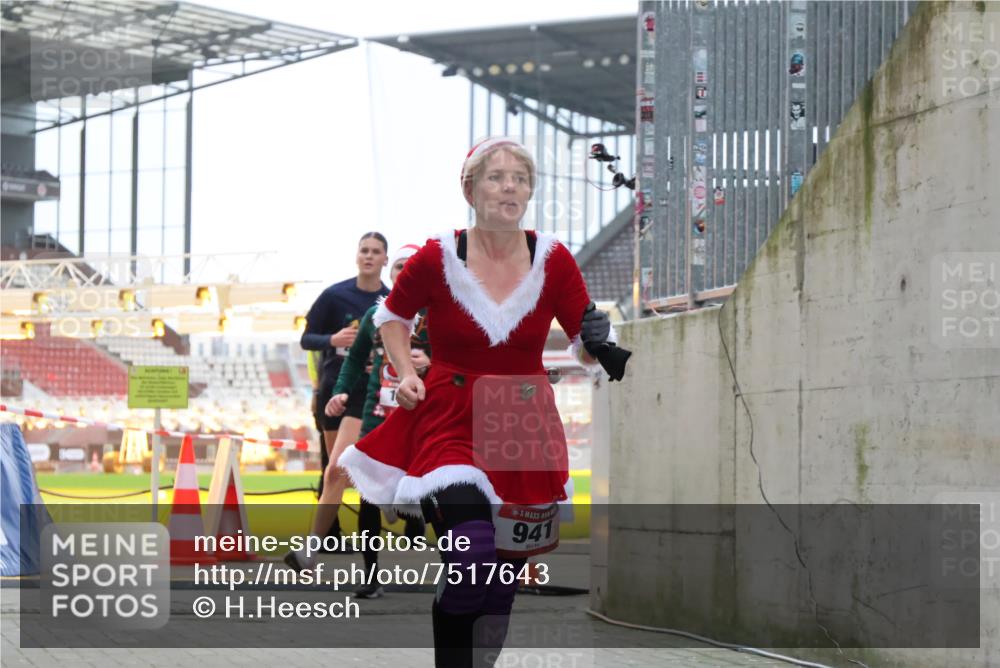 08.12.2024 - St. Pauli X-Mass-Run No. 14 H.Heesch http://msf.ph/oto/7517643 08.12.2024 10:59:10 Ziel 332, 653, 941, 148, 164, 211, 250, 941 meine-sportfotos.de