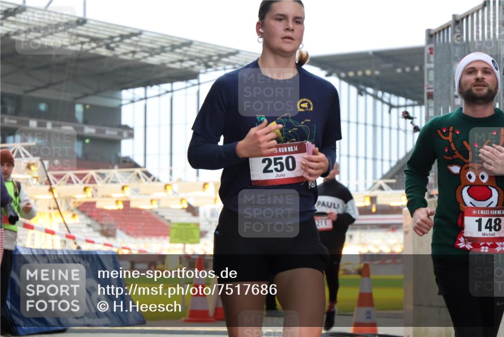 08.12.2024 - St. Pauli X-Mass-Run No. 14 H.Heesch http://msf.ph/oto/7517686 08.12.2024 10:59:12 Ziel 250, 332, 653, 941, 148, 164, 211, 250, 941, 1361 meine-sportfotos.de