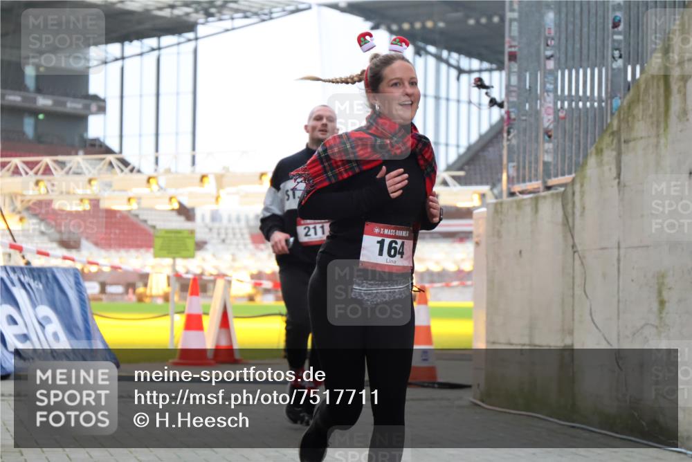 08.12.2024 - St. Pauli X-Mass-Run No. 14 H.Heesch http://msf.ph/oto/7517711 08.12.2024 10:59:13 Ziel 148, 250, 332, 941, 148, 164, 211, 250, 1361 meine-sportfotos.de