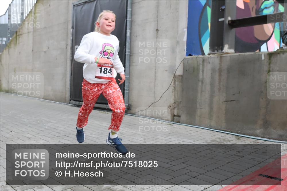 08.12.2024 - St. Pauli X-Mass-Run No. 14 H.Heesch http://msf.ph/oto/7518025 08.12.2024 10:59:56 Ziel 124, 664, 686, 1848, 527, 1688, 1748, 1842, 1848, 2153 meine-sportfotos.de