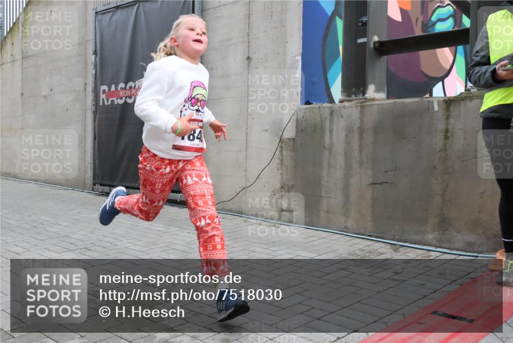 08.12.2024 - St. Pauli X-Mass-Run No. 14 H.Heesch http://msf.ph/oto/7518030 08.12.2024 10:59:57 Ziel 124, 664, 686, 1748, 1842, 1848, 527, 1687, 1688, 1748, 1842, 1848, 2153 meine-sportfotos.de