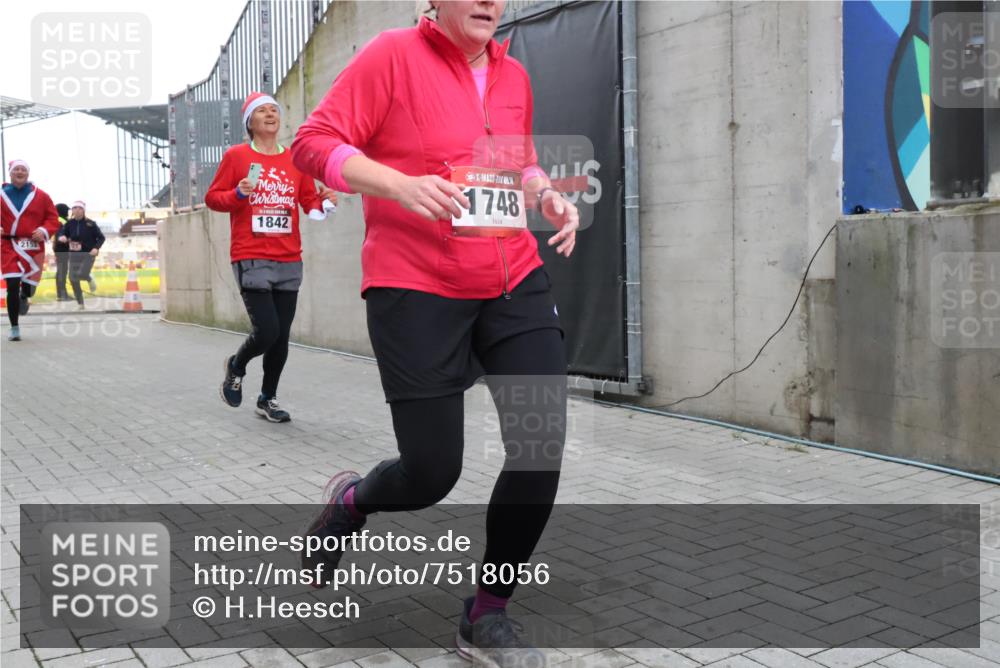 08.12.2024 - St. Pauli X-Mass-Run No. 14 H.Heesch http://msf.ph/oto/7518056 08.12.2024 10:59:57 Ziel 124, 664, 686, 1748, 1842, 1848, 527, 1687, 1688, 1748, 1842, 1848, 2153 meine-sportfotos.de