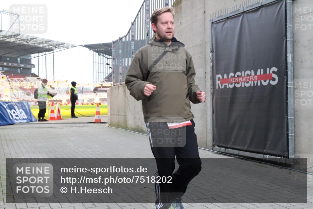 08.12.2024 - St. Pauli X-Mass-Run No. 14 H.Heesch http://msf.ph/oto/7518202 08.12.2024 11:00:05 Ziel 527, 1687, 1688, 1748, 1842, 1848, 2153, 1687, 1688 meine-sportfotos.de