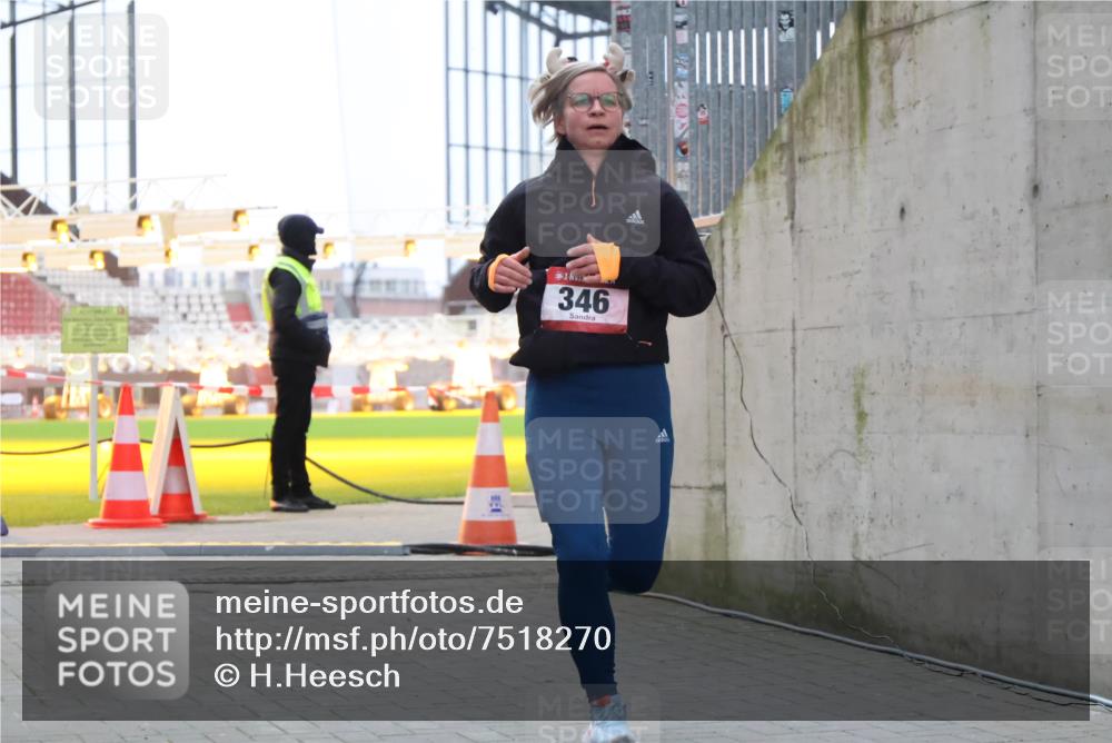 08.12.2024 - St. Pauli X-Mass-Run No. 14 H.Heesch http://msf.ph/oto/7518270 08.12.2024 11:00:22 Ziel 927, 346, 886 meine-sportfotos.de