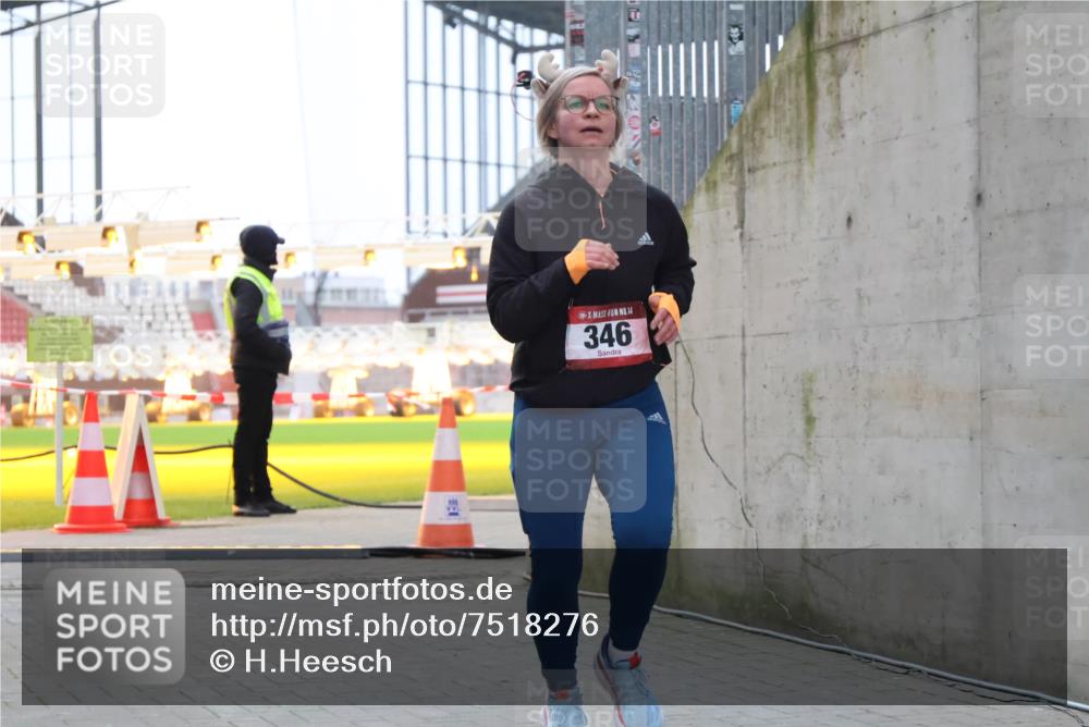 08.12.2024 - St. Pauli X-Mass-Run No. 14 H.Heesch http://msf.ph/oto/7518276 08.12.2024 11:00:23 Ziel 346, 927, 346, 886 meine-sportfotos.de