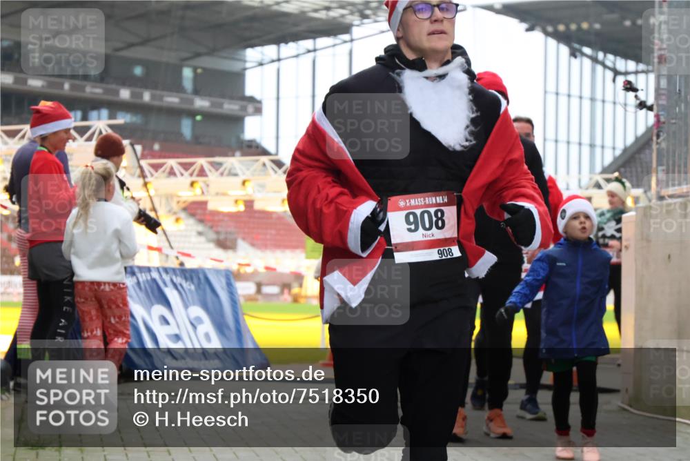 08.12.2024 - St. Pauli X-Mass-Run No. 14 H.Heesch http://msf.ph/oto/7518350 08.12.2024 11:00:34 Ziel 346, 886, 908, 369, 387, 908, 1410, 1875 meine-sportfotos.de