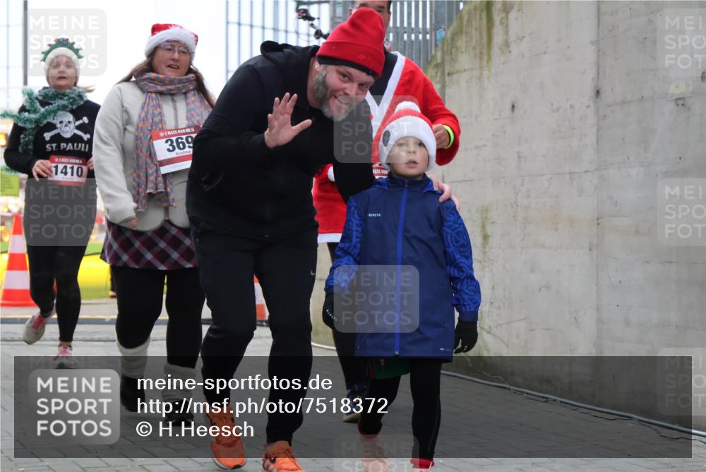 08.12.2024 - St. Pauli X-Mass-Run No. 14 H.Heesch http://msf.ph/oto/7518372 08.12.2024 11:00:37 Ziel 346, 369, 886, 908, 369, 387, 1410, 1875 meine-sportfotos.de