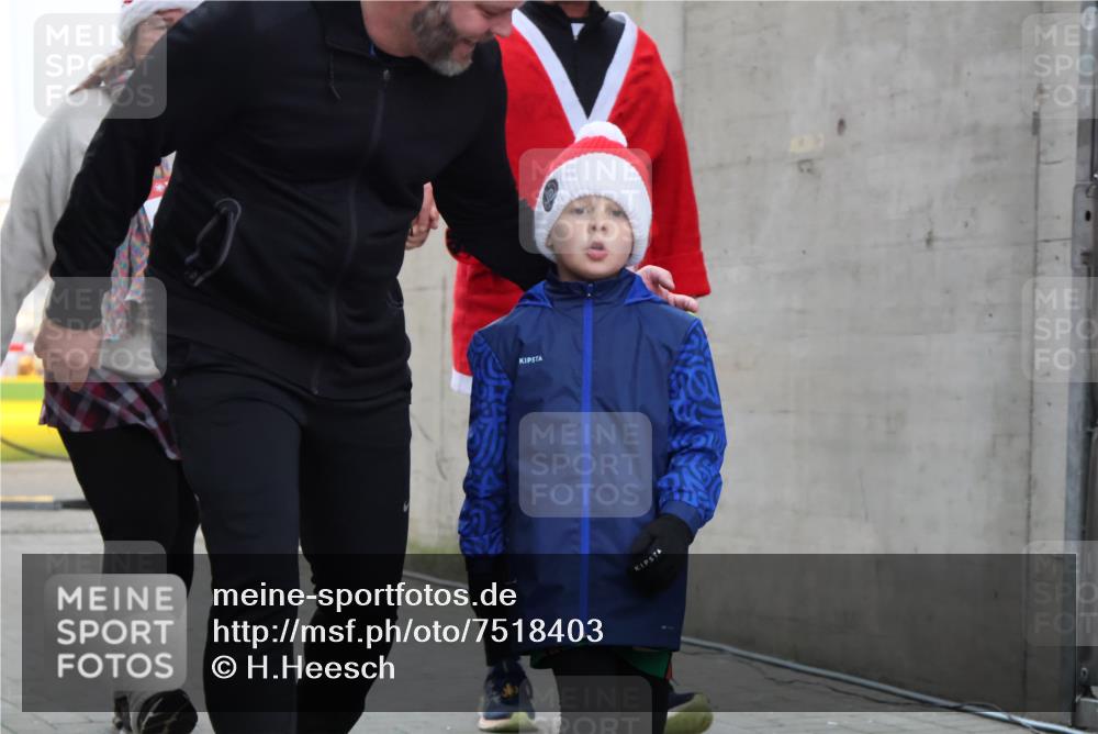 08.12.2024 - St. Pauli X-Mass-Run No. 14 H.Heesch http://msf.ph/oto/7518403 08.12.2024 11:00:38 Ziel 369, 886, 908, 387, 1410, 1739, 1875 meine-sportfotos.de