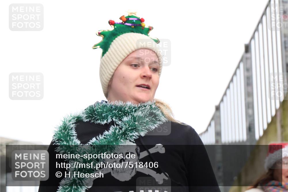 08.12.2024 - St. Pauli X-Mass-Run No. 14 H.Heesch http://msf.ph/oto/7518406 08.12.2024 11:00:40 Ziel 369, 886, 908, 1410, 1875, 387, 1410, 1738, 1739, 1875, 2454 meine-sportfotos.de