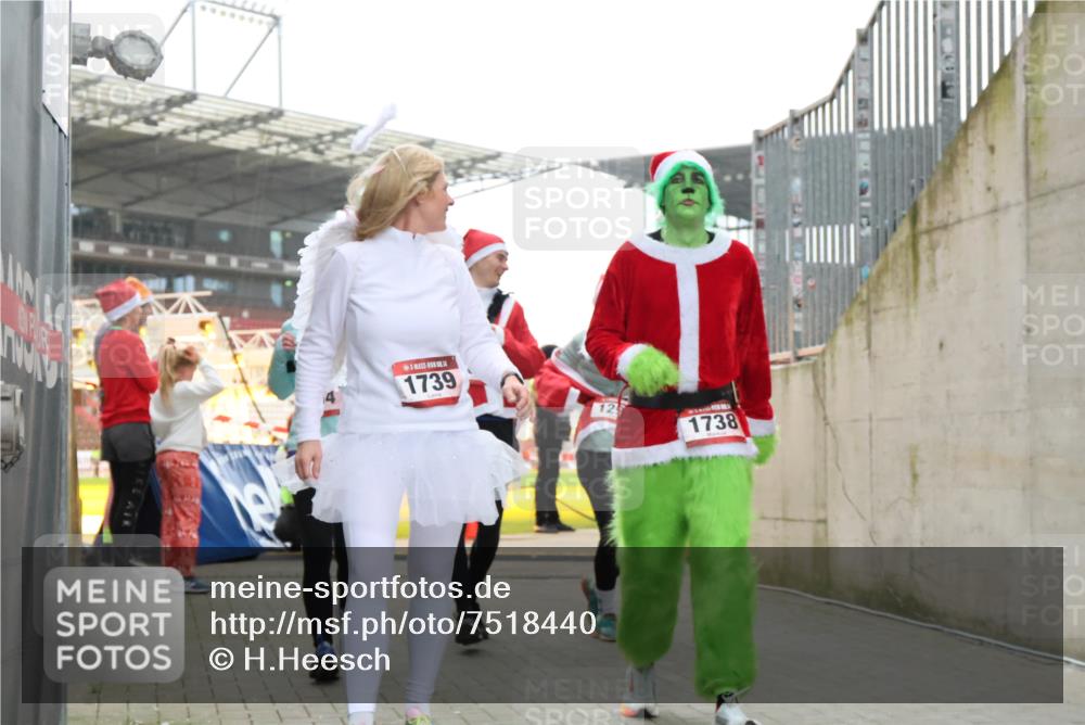 08.12.2024 - St. Pauli X-Mass-Run No. 14 H.Heesch http://msf.ph/oto/7518440 08.12.2024 11:00:45 Ziel 369, 387, 908, 1410, 1875, 149, 1093, 1165, 1296, 1738, 1739, 2454 meine-sportfotos.de