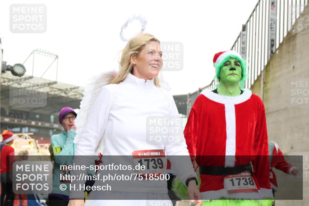 08.12.2024 - St. Pauli X-Mass-Run No. 14 H.Heesch http://msf.ph/oto/7518500 08.12.2024 11:00:48 Ziel 369, 387, 908, 1410, 1738, 1739, 1875, 2454, 149, 710, 1093, 1164, 1165, 1296, 1738, 1739, 2454 meine-sportfotos.de