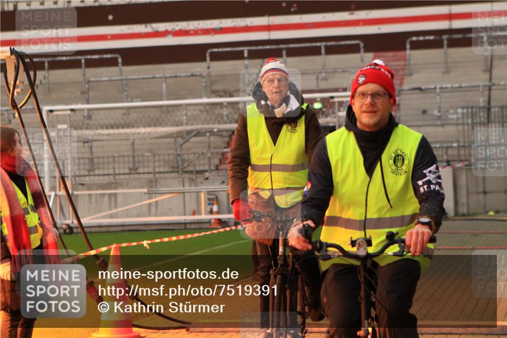 08.12.2024 - St. Pauli X-Mass-Run No. 14 Kathrin Stürmer Photography http://msf.ph/oto/7519391 08.12.2024 09:21:02 Ziel  meine-sportfotos.de