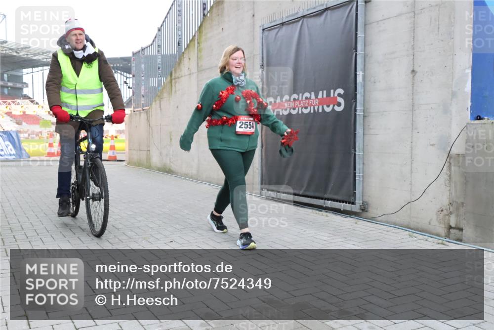 08.12.2024 - St. Pauli X-Mass-Run No. 14 H.Heesch http://msf.ph/oto/7524349 08.12.2024 10:49:42 Ziel 547, 2554 meine-sportfotos.de