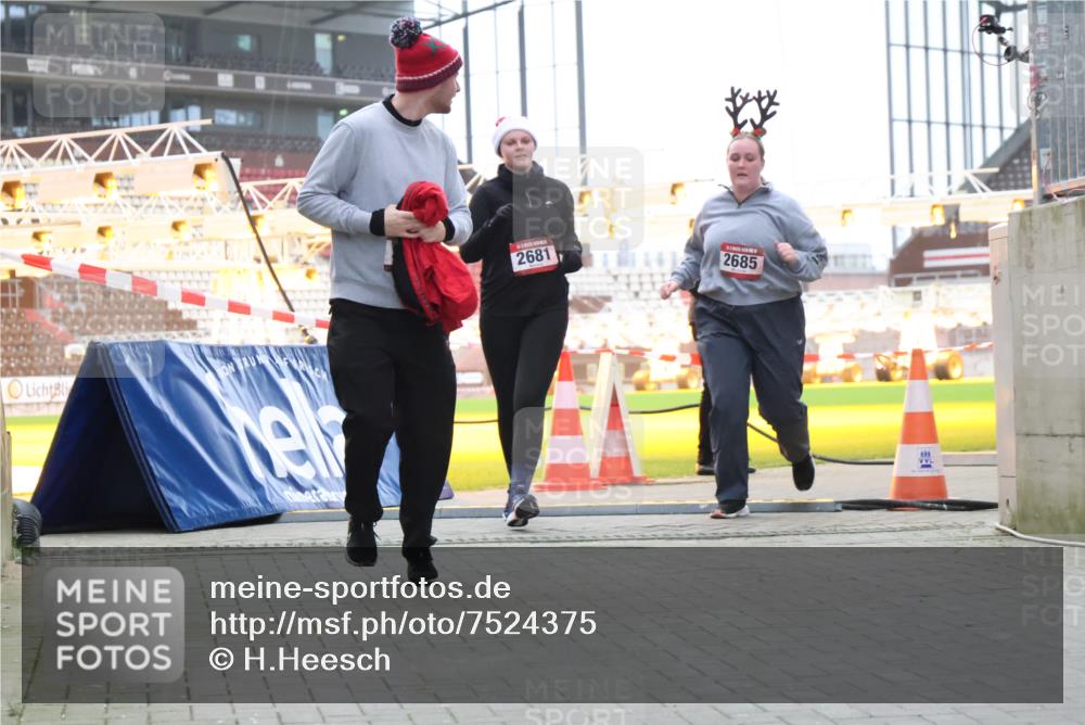 08.12.2024 - St. Pauli X-Mass-Run No. 14 H.Heesch http://msf.ph/oto/7524375 08.12.2024 10:50:04 Ziel 450, 2681, 2684, 2685 meine-sportfotos.de