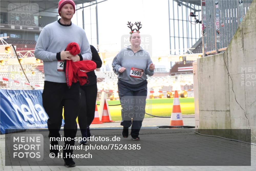 08.12.2024 - St. Pauli X-Mass-Run No. 14 H.Heesch http://msf.ph/oto/7524385 08.12.2024 10:50:05 Ziel 450, 2681, 2684, 2685 meine-sportfotos.de