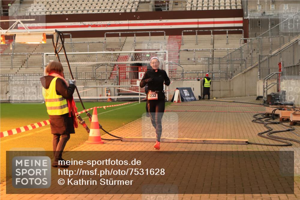 08.12.2024 - St. Pauli X-Mass-Run No. 14 Kathrin Stürmer Photography http://msf.ph/oto/7531628 08.12.2024 10:54:06 Ziel 101, 2232 meine-sportfotos.de