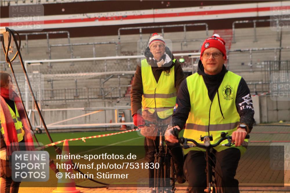 08.12.2024 - St. Pauli X-Mass-Run No. 14 Kathrin Stürmer Photography http://msf.ph/oto/7531830 08.12.2024 09:21:02 Ziel  meine-sportfotos.de