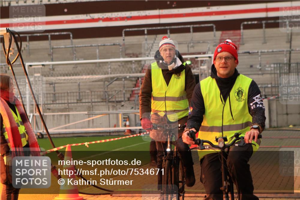 08.12.2024 - St. Pauli X-Mass-Run No. 14 Kathrin Stürmer Photography http://msf.ph/oto/7534671 08.12.2024 09:21:02 Ziel  meine-sportfotos.de