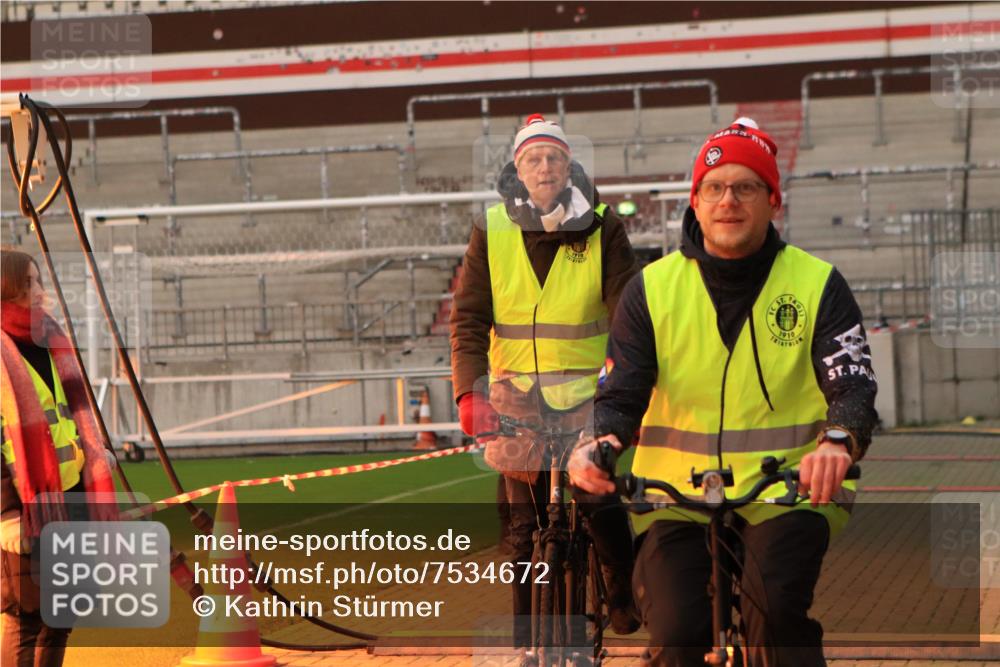 08.12.2024 - St. Pauli X-Mass-Run No. 14 Kathrin Stürmer Photography http://msf.ph/oto/7534672 08.12.2024 09:21:02 Ziel  meine-sportfotos.de