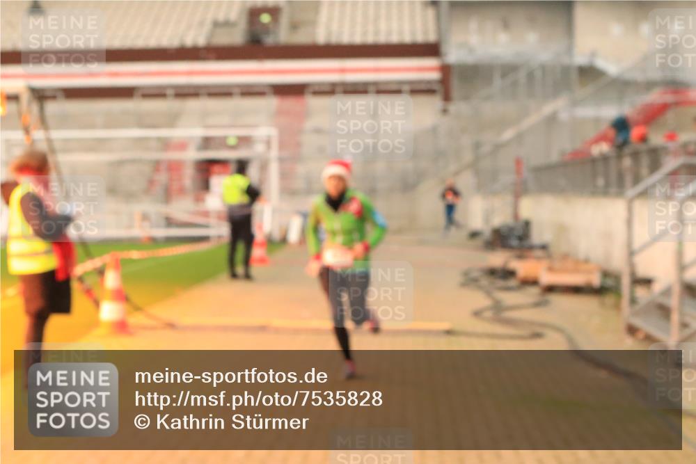 08.12.2024 - St. Pauli X-Mass-Run No. 14 Kathrin Stürmer Photography http://msf.ph/oto/7535828 08.12.2024 10:59:42 Ziel  meine-sportfotos.de