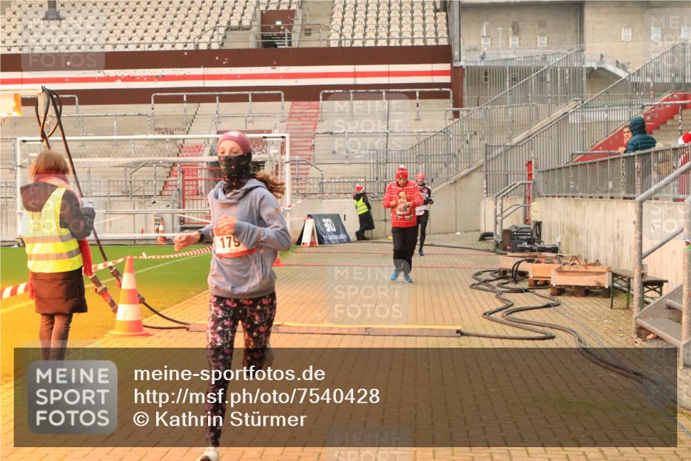 08.12.2024 - St. Pauli X-Mass-Run No. 14 Kathrin Stürmer Photography http://msf.ph/oto/7540428 08.12.2024 10:56:33 Ziel  meine-sportfotos.de