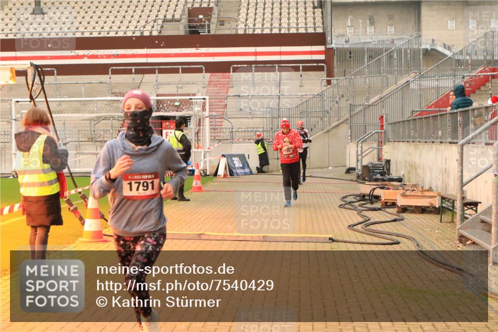 08.12.2024 - St. Pauli X-Mass-Run No. 14 Kathrin Stürmer Photography http://msf.ph/oto/7540429 08.12.2024 10:56:34 Ziel  meine-sportfotos.de