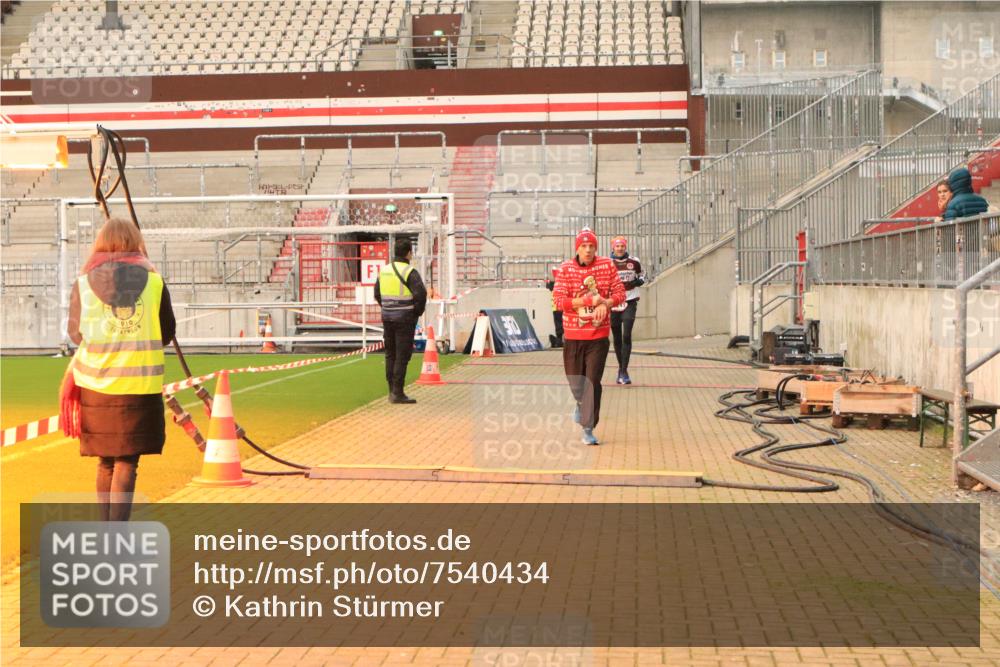 08.12.2024 - St. Pauli X-Mass-Run No. 14 Kathrin Stürmer Photography http://msf.ph/oto/7540434 08.12.2024 10:56:35 Ziel  meine-sportfotos.de
