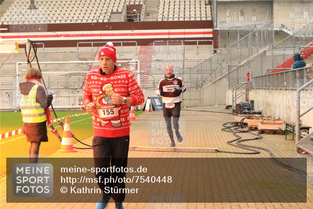 08.12.2024 - St. Pauli X-Mass-Run No. 14 Kathrin Stürmer Photography http://msf.ph/oto/7540448 08.12.2024 10:56:37 Ziel  meine-sportfotos.de