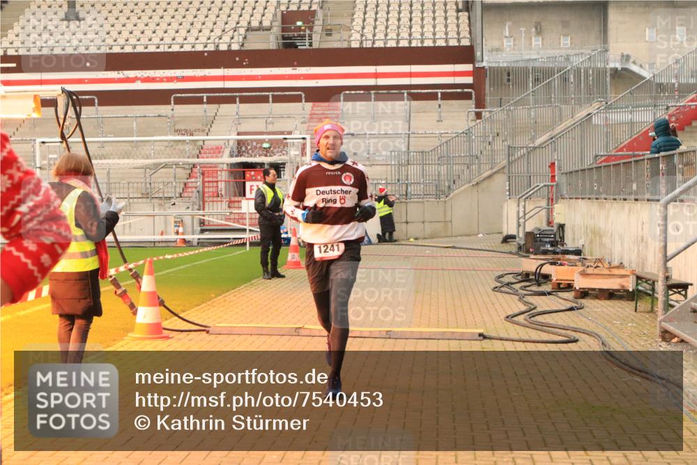 08.12.2024 - St. Pauli X-Mass-Run No. 14 Kathrin Stürmer Photography http://msf.ph/oto/7540453 08.12.2024 10:56:38 Ziel  meine-sportfotos.de