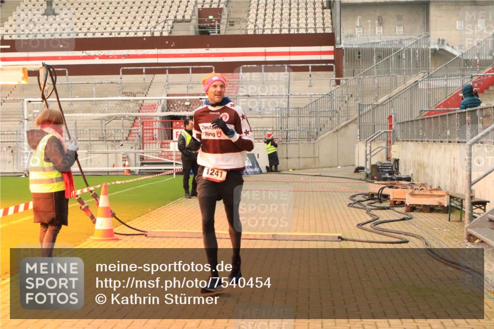 08.12.2024 - St. Pauli X-Mass-Run No. 14 Kathrin Stürmer Photography http://msf.ph/oto/7540454 08.12.2024 10:56:39 Ziel  meine-sportfotos.de