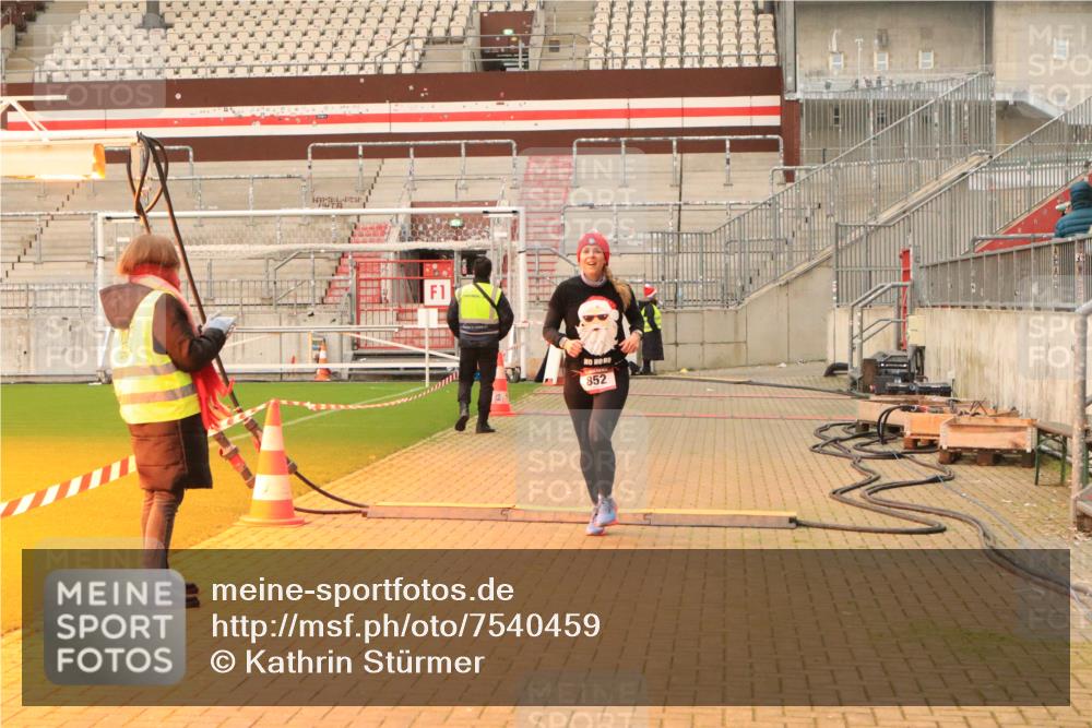 08.12.2024 - St. Pauli X-Mass-Run No. 14 Kathrin Stürmer Photography http://msf.ph/oto/7540459 08.12.2024 10:56:51 Ziel  meine-sportfotos.de