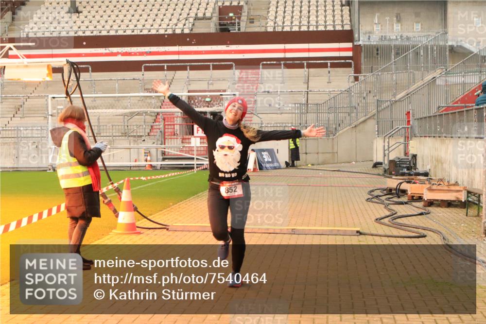 08.12.2024 - St. Pauli X-Mass-Run No. 14 Kathrin Stürmer Photography http://msf.ph/oto/7540464 08.12.2024 10:56:52 Ziel  meine-sportfotos.de