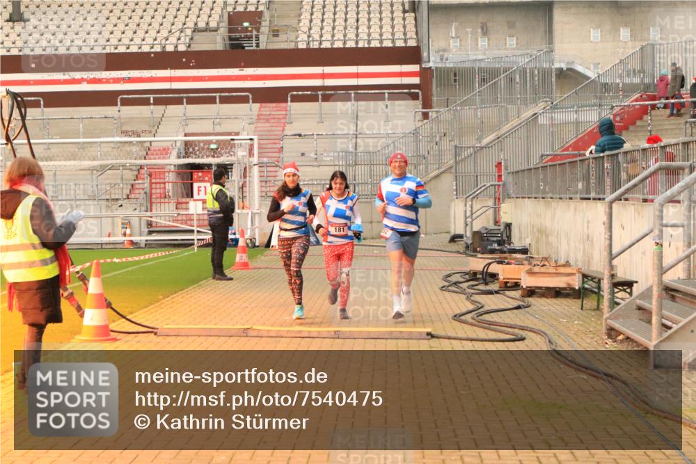 08.12.2024 - St. Pauli X-Mass-Run No. 14 Kathrin Stürmer Photography http://msf.ph/oto/7540475 08.12.2024 10:57:20 Ziel  meine-sportfotos.de